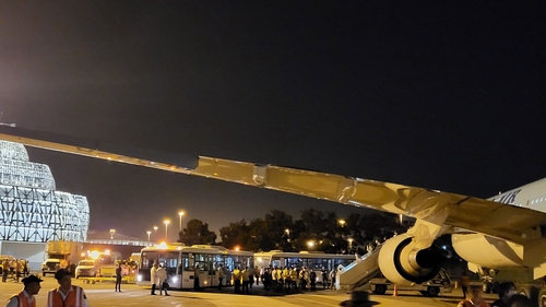 이스탄불에서 출발해 인천국제공항으로 향하던 대한항공 KE9956편이 아제르바이잔 수도 바쿠에 긴급 착륙한 모습. 연합뉴스