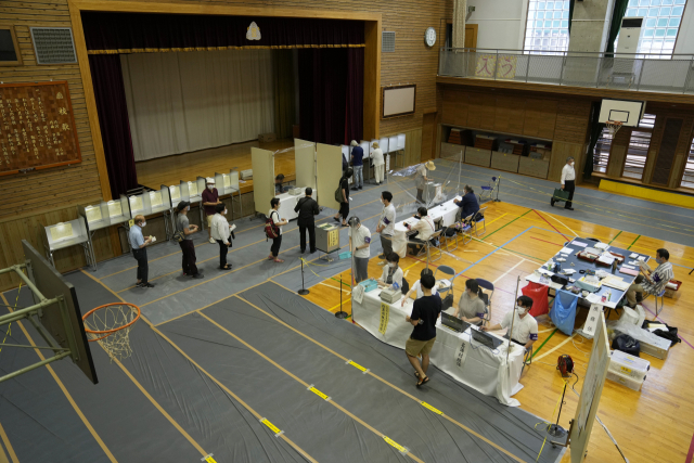 일본 참의원 선거가 열린 10일 도쿄의 한 투표소에서 유권자들이 투표를 하고 있다. 이번 선거는 아베 신조 전 총리가 유세 도중 살해된 지 이틀 만에 열려 더욱 큰 관심을 받고 있다. AFP연합뉴스