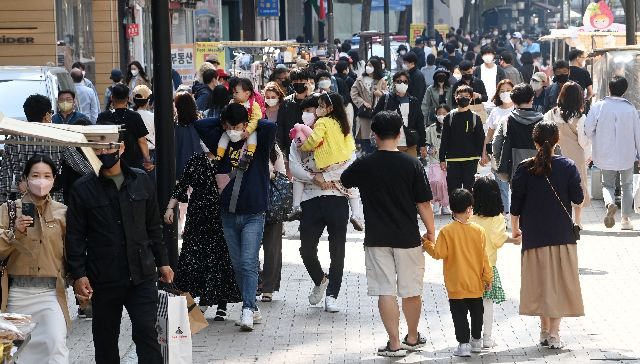 서울 명동거리가 휴일을 즐기러 나온 시민들로 붐비는 모습. 서울경제DB