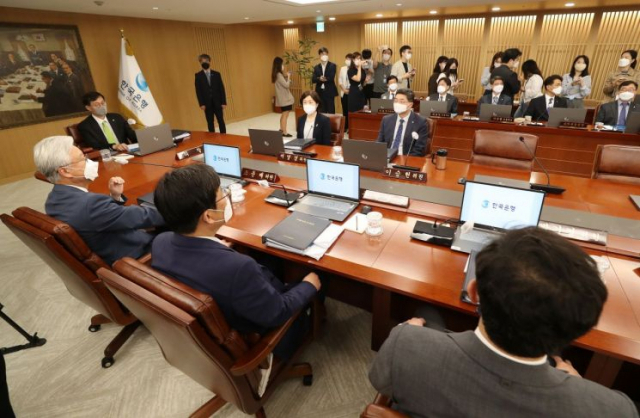 지난달 26일 오전 서울 중구 한국은행에서 열린 금융통화위원회 본회의 사진. 연합뉴스