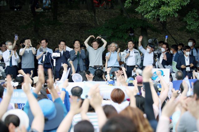 10일 광주 서구 5·18 기념공원에서 열린 ‘이재명과 위로 걸음’ 행사에서 이재명 더불어민주당 의원이 지지자들에게 인사하고 있다. 연합뉴스