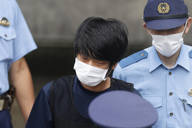 지난 8일 아베 신조 전 일본 총리를 총으로 쏴 살해한 야마가미 데쓰야가 10일 일본 나라 서부경찰서에서 검찰로 송치되고 있다./AP연합뉴스
