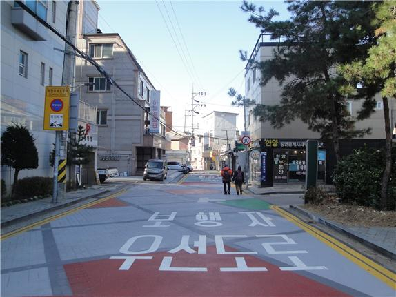 서울 동대문구 전동초등학교 앞에 설치된 보행자 우선도로. 사진 제공=동대문구