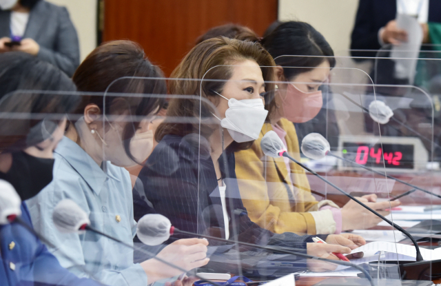 양이원영 더불어민주당 의원(오른쪽 두 번째). /성형주 기자