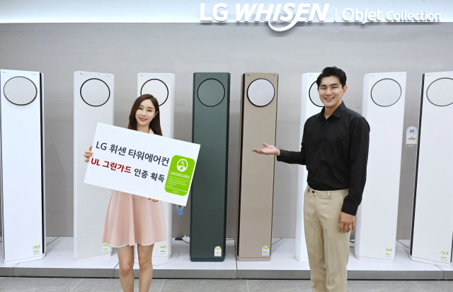 LG전자 모델들이 LG 휘센 타워 에어컨을 소개하고 있다.