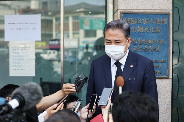 박진 외교부 장관이 11일 서울 종로구 주한일본대사관 공보문화원에 마련된 아베 신조 전 일본 총리 분향소를 찾아 조문을 마친 뒤 취재진의 질문에 답하고 있다./연합뉴스