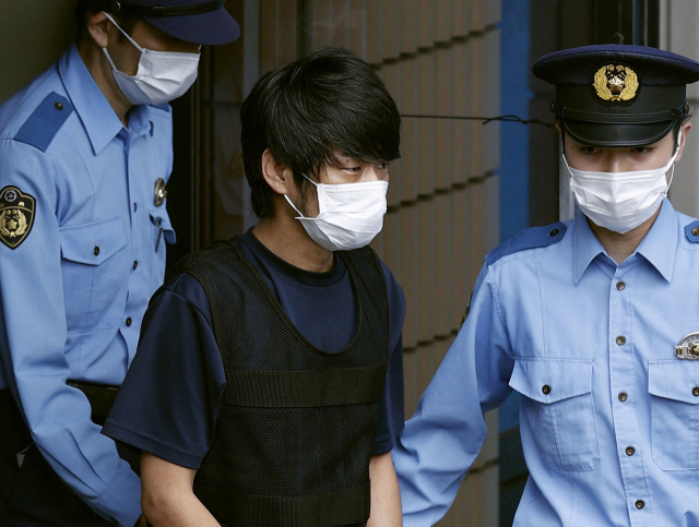 아베 신조 전 일본 총리를 총으로 쏴 살해한 용의자 야마가미 데쓰야가 지난 10일 검찰로 이송되고 있다. 교도 연합뉴스