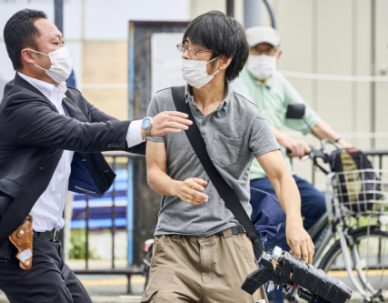 아베 신조 전 일본 총리를 직접 만든 총을 이용해 살해한 야마가야 데스야가 범행 현장에서 체포되는 모습. 교도 연합뉴스