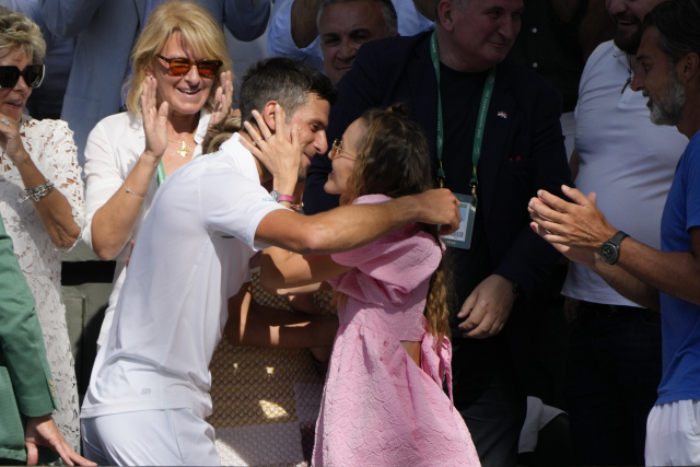 노바크 조코비치(왼쪽)가 10일(현지 시간) 윔블던 우승 뒤 관중석의 아내 옐레나와 포옹하고 있다. AP연합뉴스