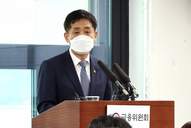 김주현 신임 금융위원장이 11일 정부서울청사에서 취임식을 마치고 기자실을 방문해 기자들의 질문에 답하고 있다. 사진 제공=연합뉴스