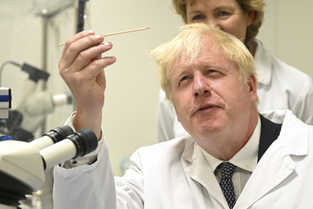 보리스 존슨 영국 총리가 11일(현지 시간) 영국 런던의 프랜시스 크릭 연구소를 방문한 모습. AP연합뉴스