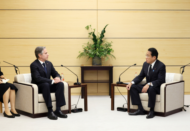 아베 신조 전 총리의 조문을 위해 일본을 방문한 토니 블링컨(왼쪽) 미국 국무장관이 11일 기시다 후미오 총리와 도쿄 관저에서 만나 대화하고 있다. AFP연합뉴스