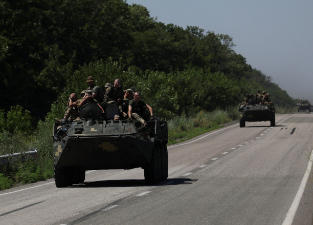 우크라이나 군인들이 동부 도네츠크주에서 장갑차를 타고 이동하고 있다. 로이터연합뉴스