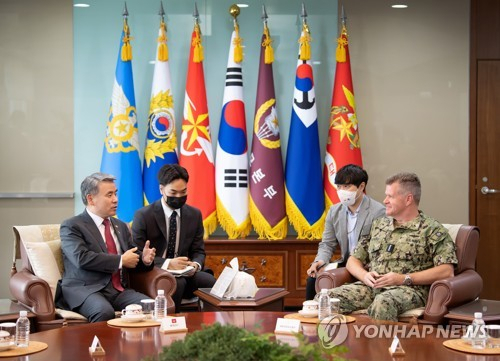 이종섭 국방부 장관(왼쪽)이 21일 오후 서울 용산 국방부 청사에서 사무엘 파파로 미국 태평양함대사령관을 접견하고 있다./연합뉴스