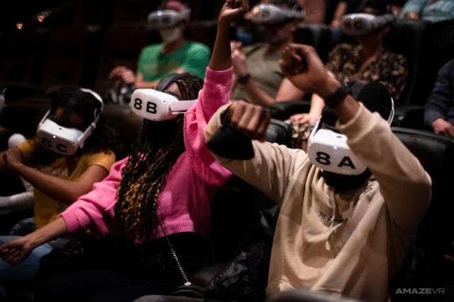 어메이즈VR이 올해 미국에서 개최한 VR 콘서트에서 관객들이 VR 퍼포먼스 경험을 즐기고 있다. 사진 제공=어메이즈VR