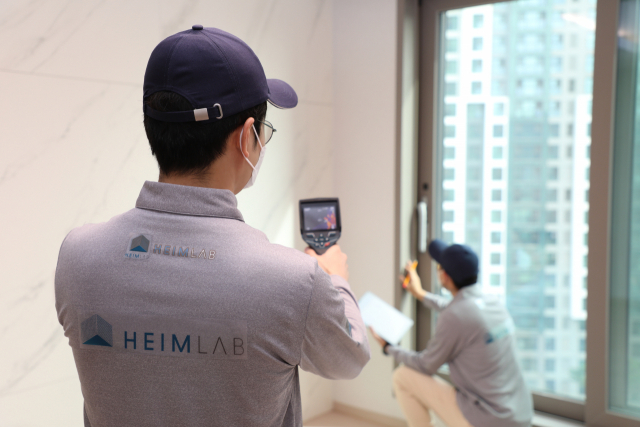 하임랩 직원들이 주거 환경 확인을 위해 아파트 내부를 살펴보고 있다. 사진 제공=GS건설