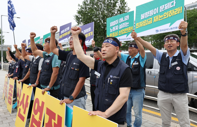 12일 서울 용산구 전쟁기념관 앞에서 열린 전국금속노동조합 7.20 총파업 돌입 선포 기자회견에서 노조원들이 구호를 외치고 있다. 연합뉴스