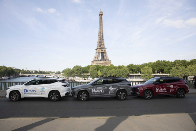 지난달 프랑스 파리에서 ‘2030 부산세계박람회’ 로고를 래핑한 현대차 투싼 차량이 거리를 달리고 있다.