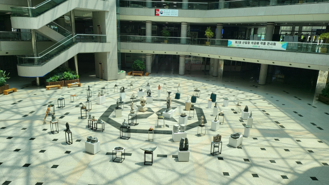 제2회 산림청 석공예 작품 전시회가 정부대전청사 지하 중앙홀에서 열리고 있다. 사진제공=산림청