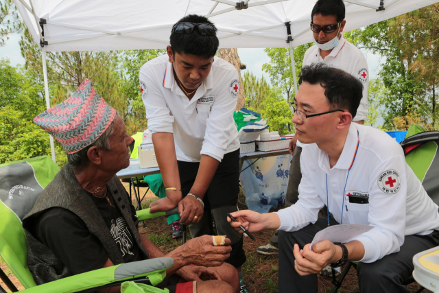 서울적십자병원 신동규 외과 과장이 2015년 네팔 지진 당시 긴급의료단장으로 참여해 봉사하고 있다. 사진 제공=대한적십자사