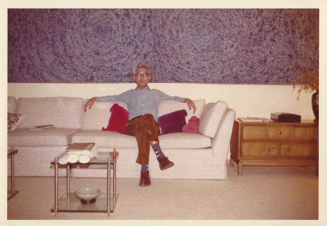 김환기 화백이 1972년 '우주'의 첫 소장가인 의사 김마태 씨의 집에서 작품과 함께 사진을 촬영했다. /사진제공=환기미술관