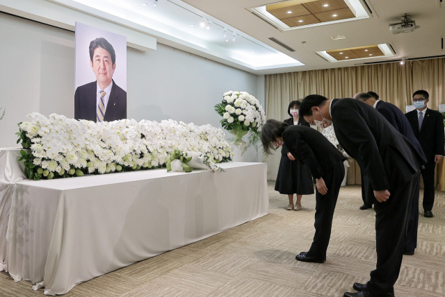 차이잉원(왼쪽 첫 번째) 대만 총통이 11일 수도 타이페이에 마련된 아베 신조 전 일본 총리의 분향소를 찾아 조문하고 있다. EPA연합뉴스