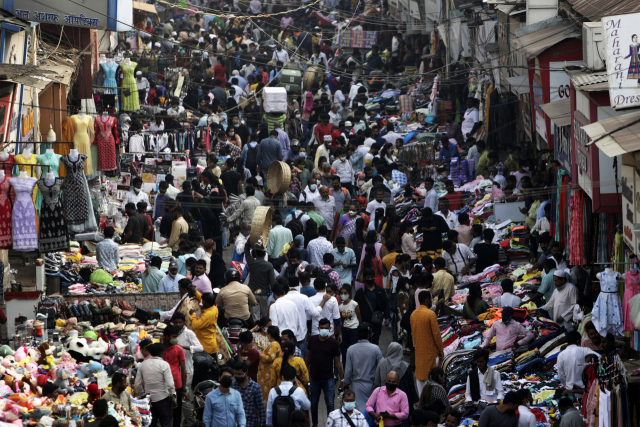 11일(현지 시간) 인도 뭄바이의 한 시장이 인파로 붐비고 있다. AP연합뉴스