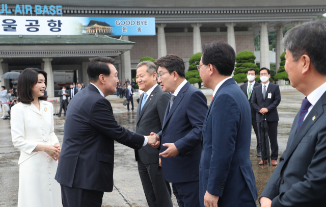 윤석열 대통령과 김건희 여사가 스페인 마드리드에서 열리는 북대서양조약기구(NATO·나토) 정상회의 참석을 위해 지난달 27일 성남 서울공항에 도착해 환송 나온 권성동 국민의힘 원내대표와 인사하고 있다. 연합뉴스