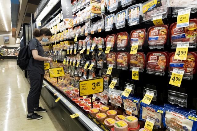 한 소비자가 11일(현지 시간) 미국 워싱턴 DC의 슈퍼마켓에서 식품을 둘러보고 있다.EPA연합뉴스