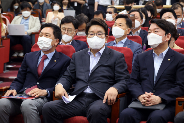 국민의힘의 김기현 의원(왼쪽부터), 권성동 당 대표 직무대행 겸 원내대표, 안철수 의원이 12일 안철수 의원 주최로 서울 여의도 국회 의원회관에서 열린 '위기를 넘어 미래로, 민·당·정 토론회'에 참석해 있다. 성형주 기자