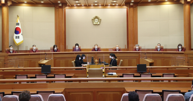헌법재판소 재판관들이 재판정에 입장해 좌정하고 있다. 연합뉴스