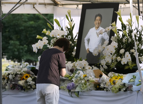 비공개로 치러진 아베 장례식…일본인 수백 명, 운구차에 '눈물의 인사'