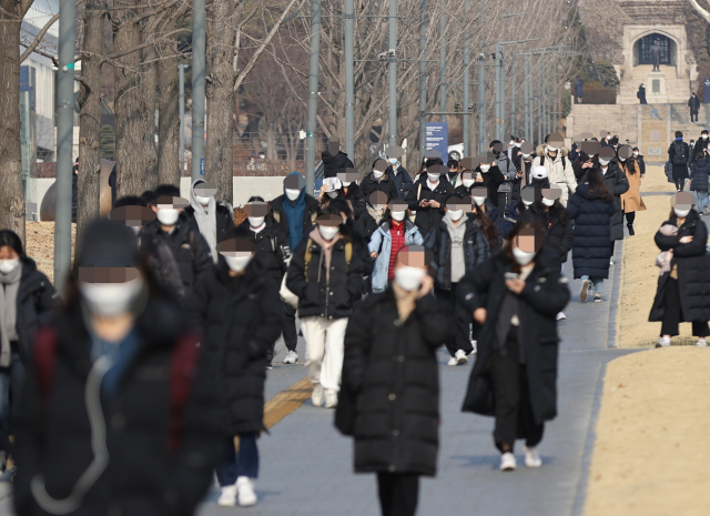 편입 수험생들이 2020년 12월 서울 서대문구 연세대학교에서 필기시험을 치른 뒤 교정을 나서고 있다. 연합뉴스