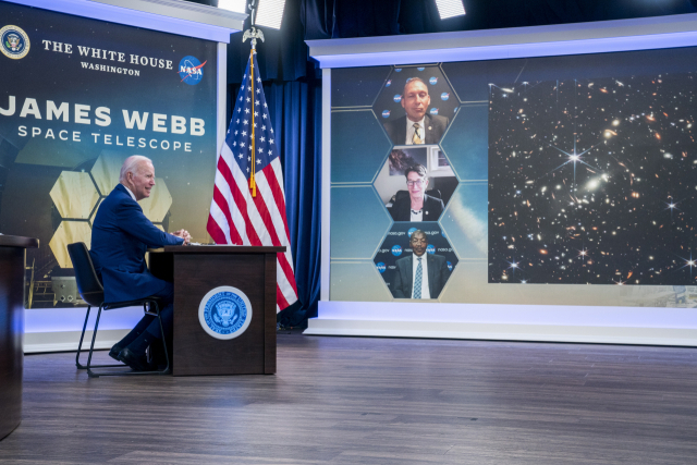 조 바이든 미국 대통령이 11일(현지 시간) 백악관에서 열린 미 항공우주국(NASA·나사)의 제임스웹 사전 시사회 행사에서 제임스웹이 포착한 'SMACS 0723' 은하단의 풀 컬러 사진을 공개하고 있다. AFP연합뉴스