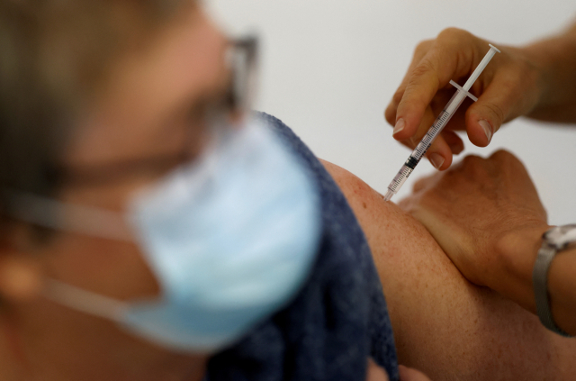 지난해 11월 한 프랑스 시민이 코로나19 백신을 접종받고 있다. 로이터연합뉴스