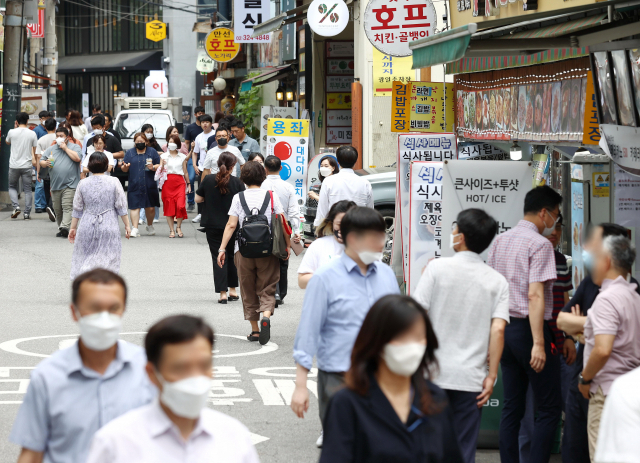 사진은 11일 점심시간 서울의 한 식당가. 연합뉴스