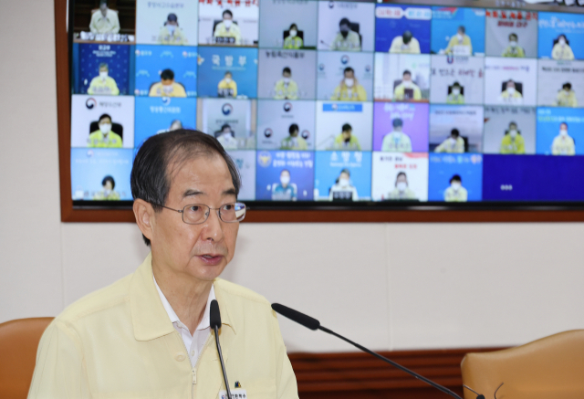 한덕수 국무총리가 13일 정부서울청사에서 열린 코로나19 대응 중앙재난안전대책본부 회의를 주재하고 있다. 연합뉴스