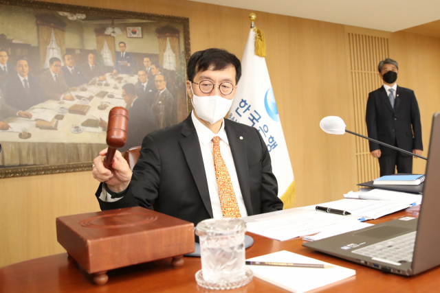 이창용 한국은행 총재가 13일 금융통화위원회 통화정책방향회의에서 의사봉을 두드리고 있다. 사진제공=한은