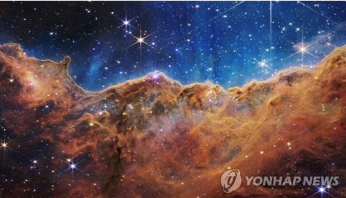 NASA의 웹망원경이 찍은 용골자리 성운의 우주절벽과 아기별