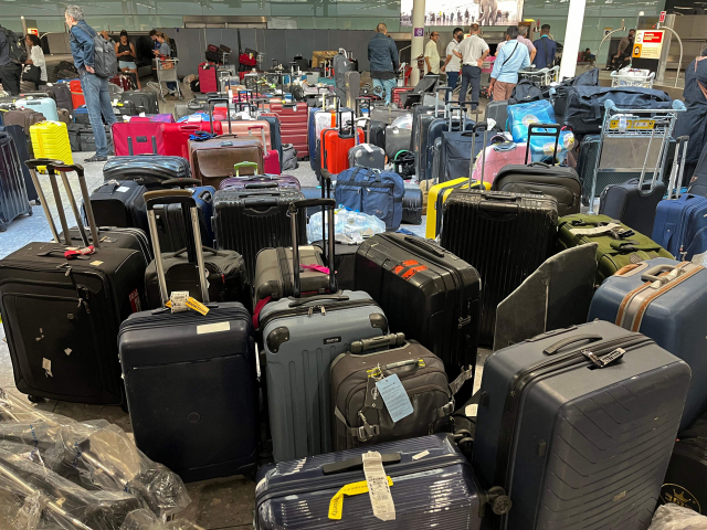 8일(현지시간) 히드로 공항에 승객들이 찾아가지 못한 수하물들이 놓여 있다. AFP연합뉴스
