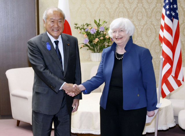 재닛 옐런(오른쪽) 미국 재무장관이 12일 일본 도쿄의 재무성을 방문해 스즈키 슌이치 재무상과 악수하고 있다. /연합뉴스