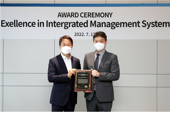 지난 12일 대우건설 사옥이 위치한 을지트윈타워에서 백정완(왼쪽) 대우건설 대표이사가 임성환 BSI Group Korea 대표로부터 통합경영시스템 인증 우수기업 Award를 수여받았다. /대우건설