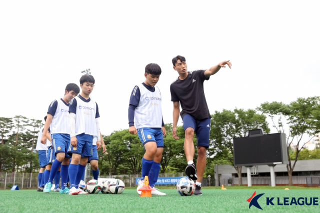 12일 팀 K리그 통합축구 클리닉에서 정태욱(맨 오른쪽)이 일일코치로 나섰다. 사진 제공=한국프로축구연맹