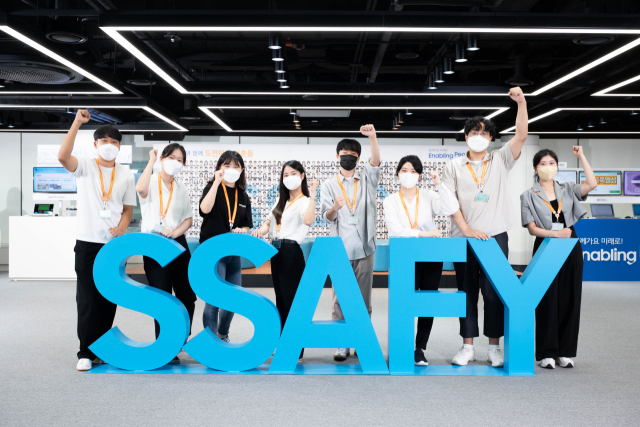 서울 강남구에 위치한 SSAFY 서울캠퍼스에서 SSAFY 8기 교육생들이 파이팅을 외치고 있다. 사진 제공=삼성전자