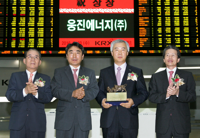 2010년 6월 30일 한국거래소에서 웅진에너지 신규상장 기념식이 열리고 있다. 연합뉴스