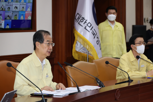 한덕수 국무총리가 13일 정부서울청사에서 코로나19 대응 중앙재난안전대책본부 회의를 주재하고 있다. 연합뉴스