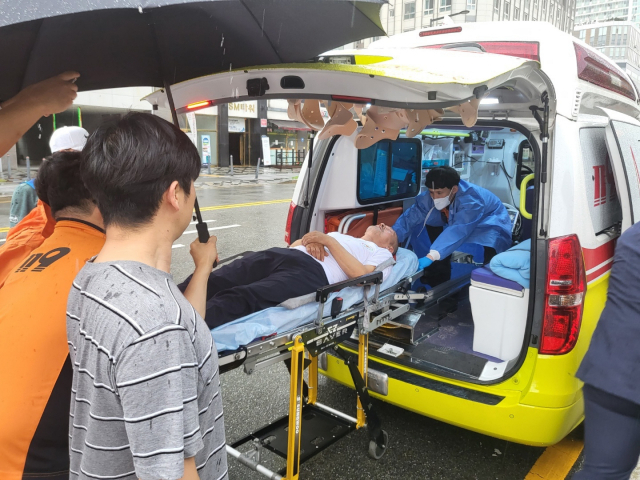 행정안전부 경찰국 신설에 반대해온 민관기 충북 청주흥덕경찰서 직장협의회 회장이 13일 의식을 잃고 병원으로 이송되고 있다. 청주청원경찰서 직장협의회 제공