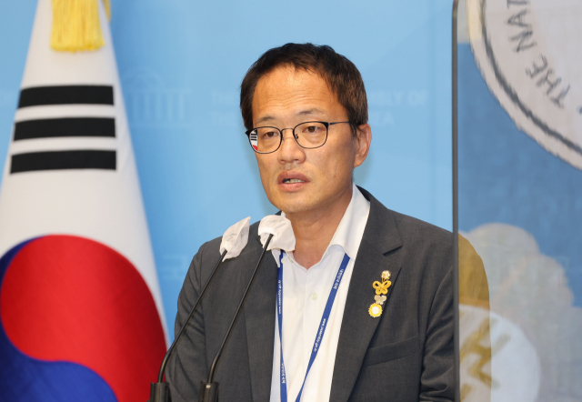 박주민 더불어민주당 의원이 8일 서울 여의도 국회 소통관에서 기자회견을 열고 당 대표 선거 출마를 선언하고 있다. 연합뉴스