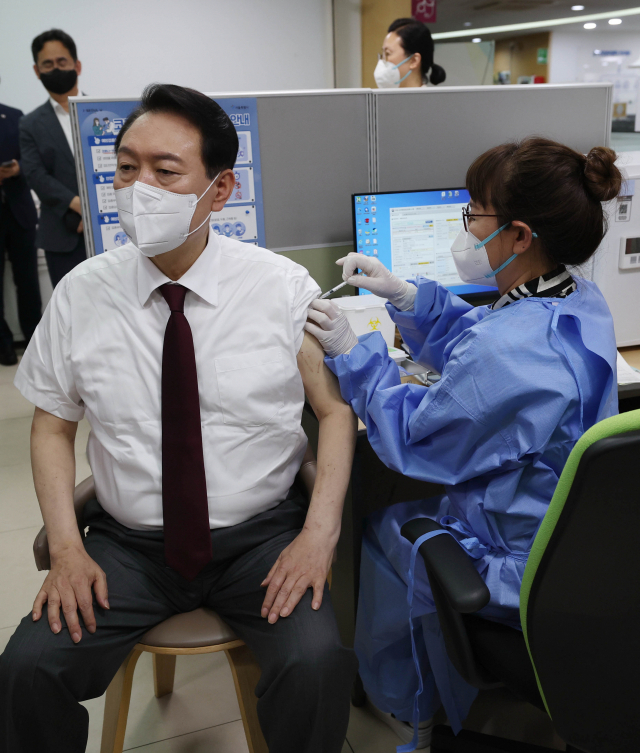 윤석열 대통령이 13일 서울 중구보건소에서 화이자 백신으로 코로나19 4차 예방접종을 하고 있다. 연합뉴스