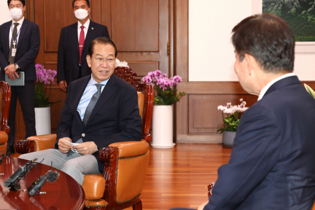 김진표 국회의장이 13일 오후 국회 의장실을 예방한 권영세 통일부 장관을 접견하고 있다. 연합뉴스